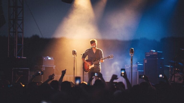 Sam Fender: Der neue Springsteen? Neuigkeiten, Fakten und der Aufstieg eines modernen Rock-Helden